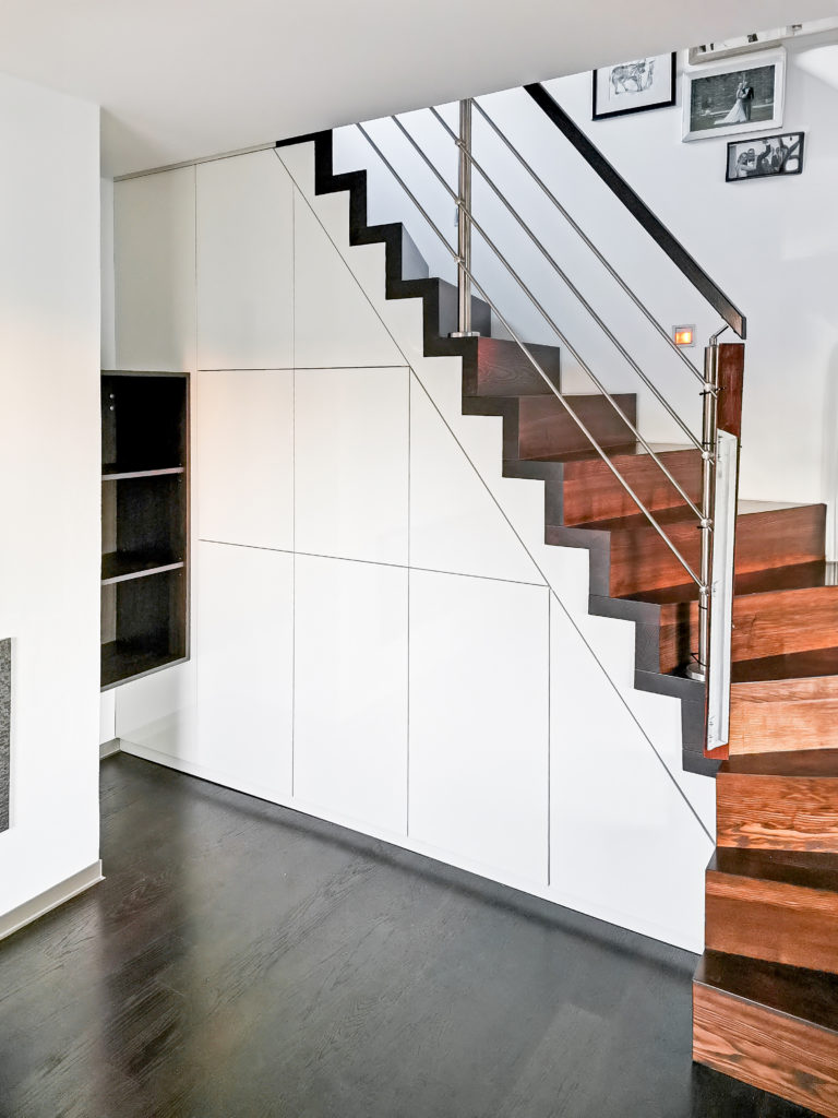 Eleganter Treppenschrank in weiß