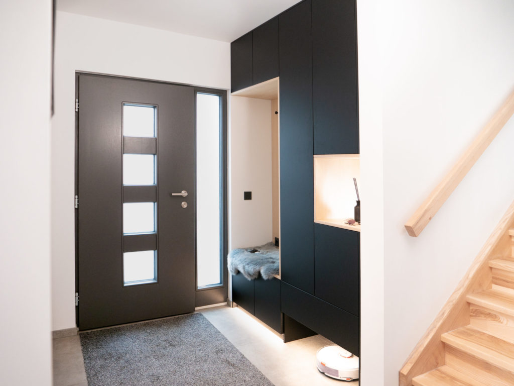 Garderobenschrank schwarz mit Inlay, Sitznische und Platz für den Staubsaugerroboter
