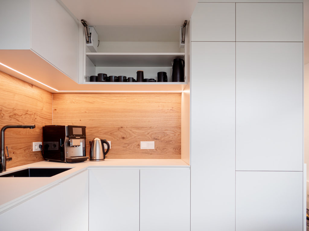 Handleless kitchen with LED