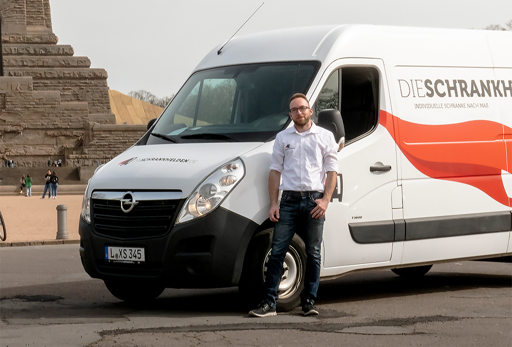 Benjamin Koalenzki in front of the wardrobe hero car