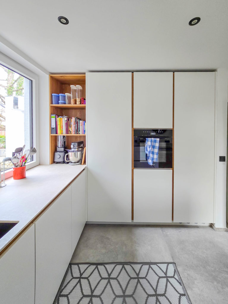 White kitchen with worktop and oak-look accents