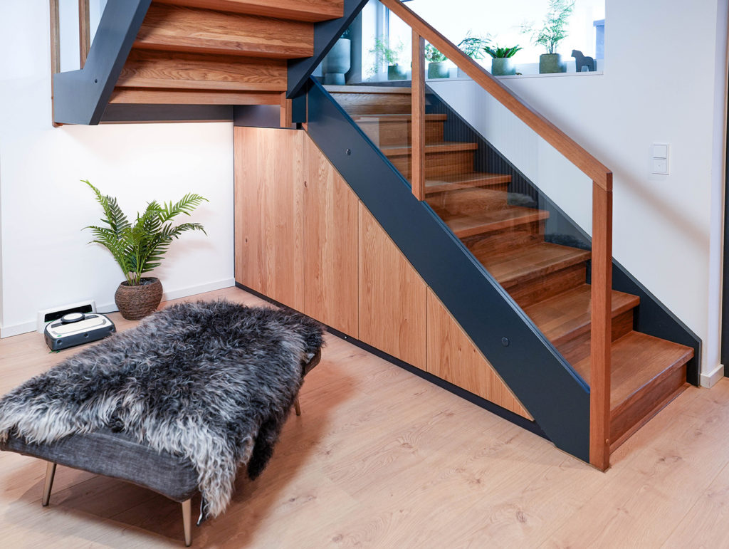 Staircase base unit in wild oak