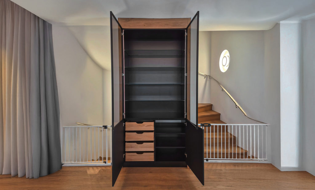 Niche cabinet in black with glass front