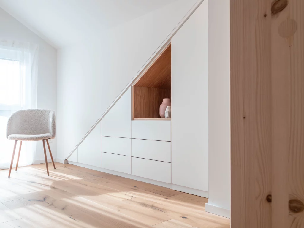 Sloping ceiling cupboard matt white with oak inlay