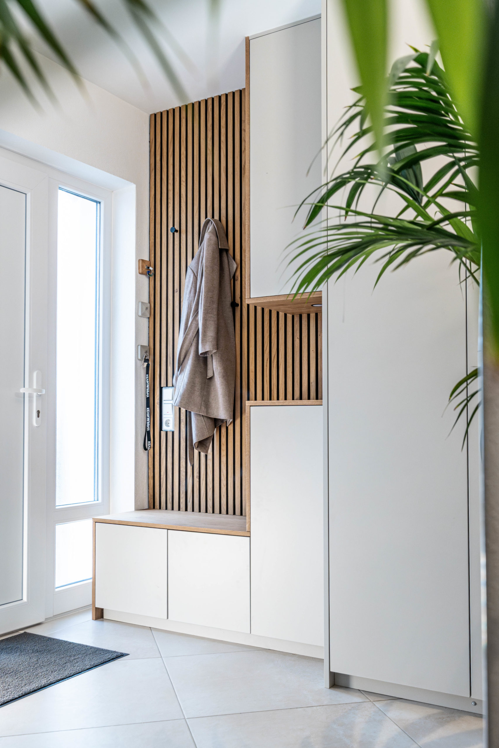 Wardrobe matt white with bench and oak panels