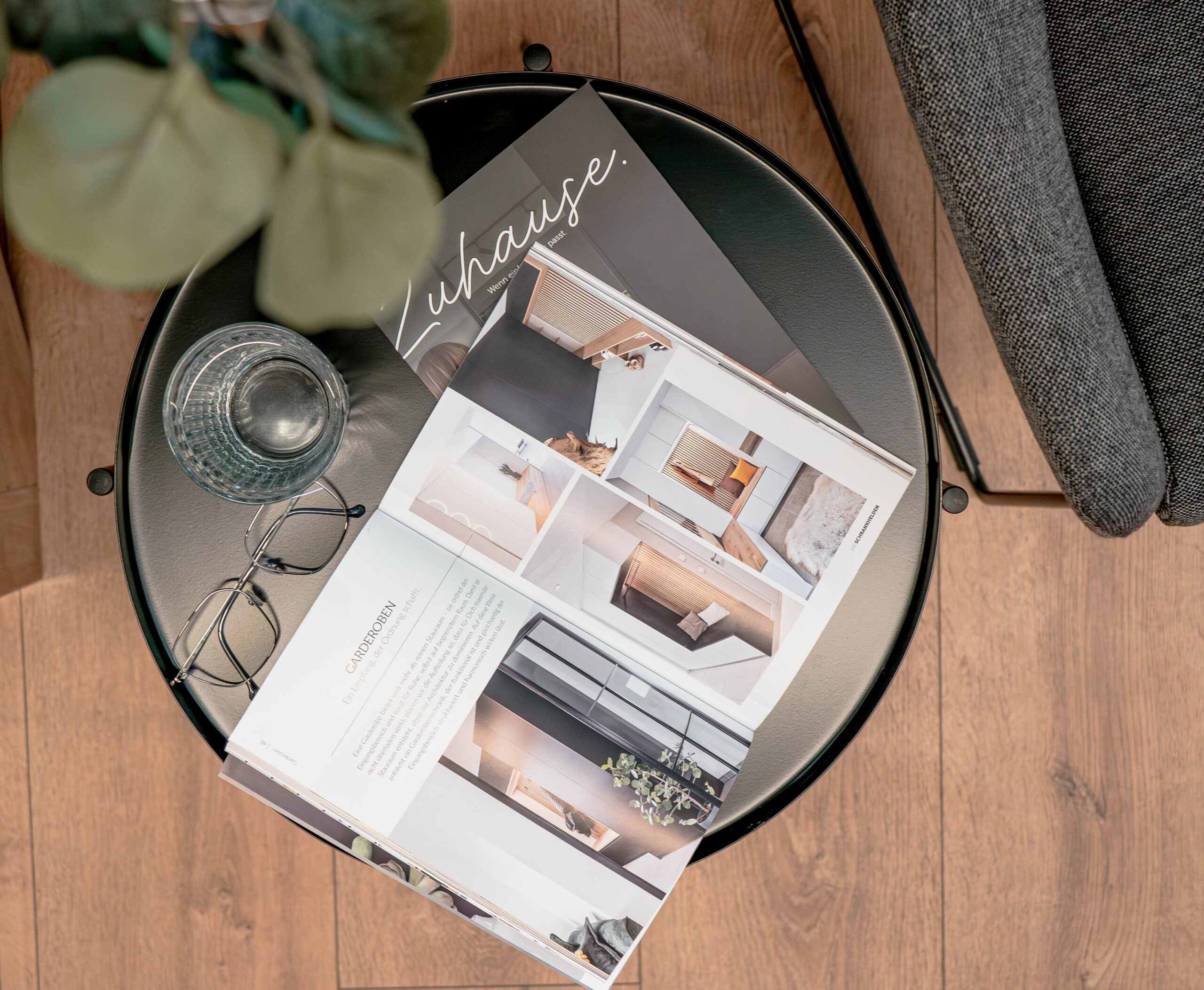 German version of the Cabinetheroes magazine Zuhause auf Tisch with open pages and living inspiration