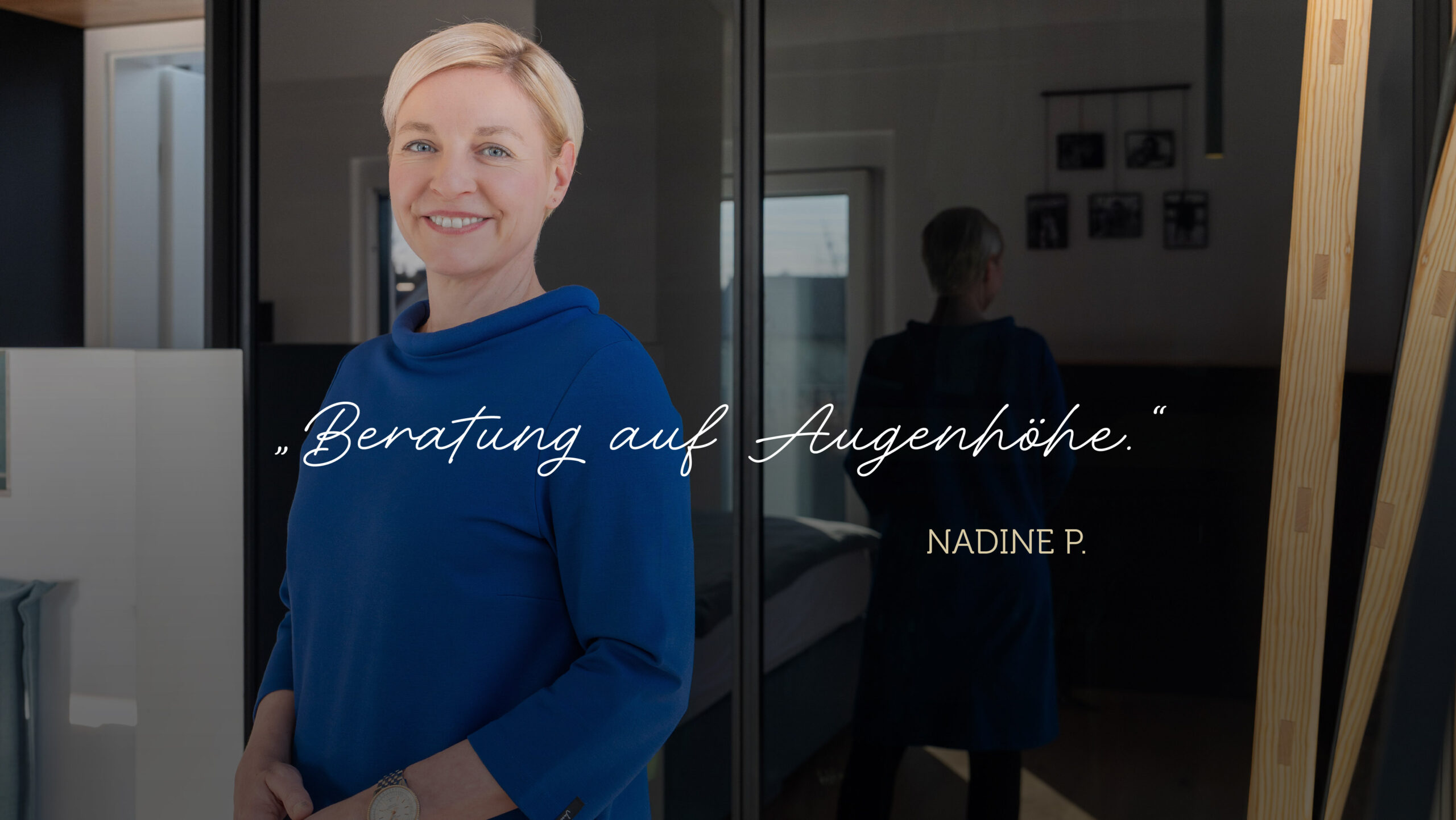 Satisfied customer stands in front of custom-made dressing room with quote Advice at eye level