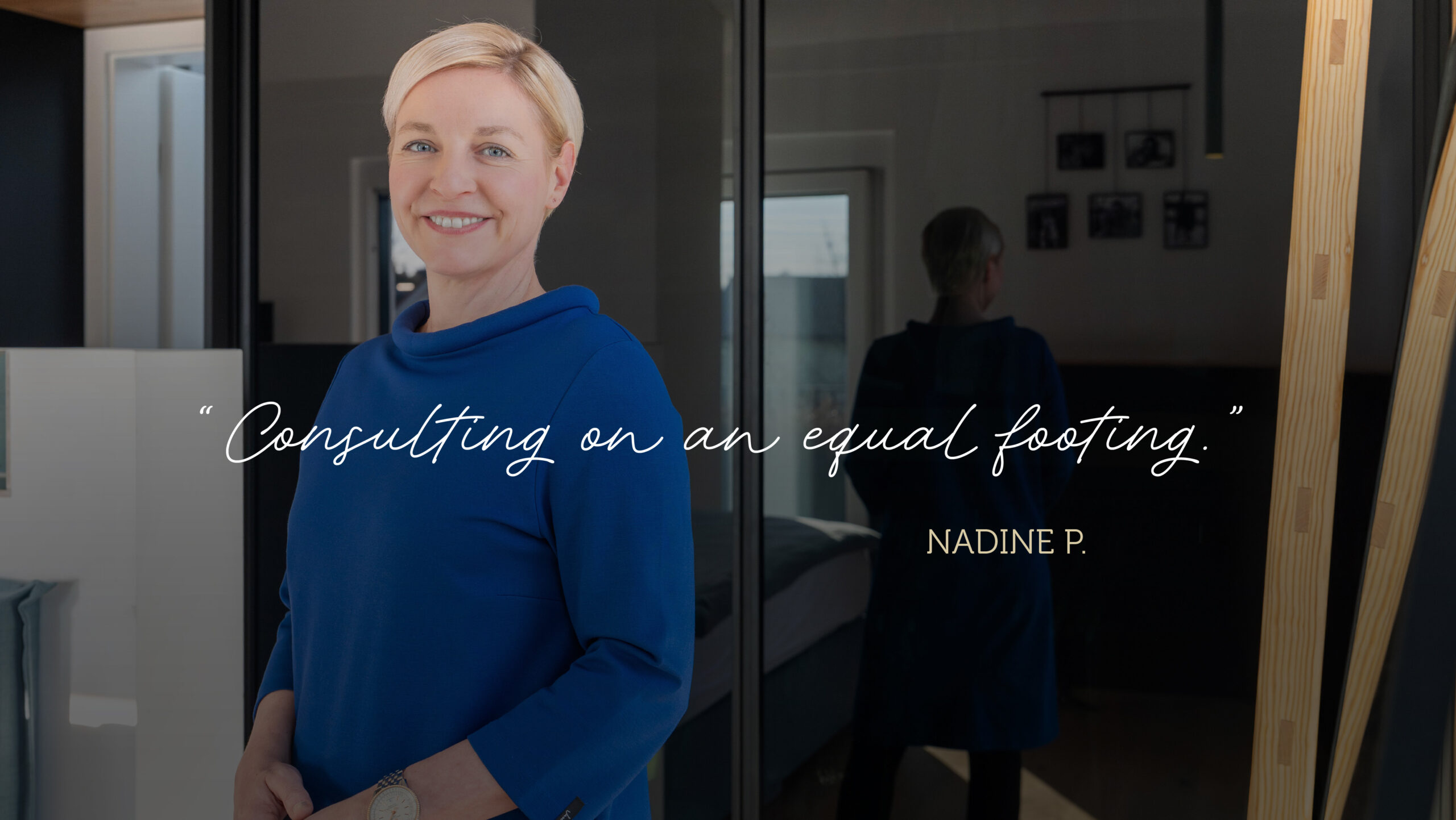 Satisfied customer stands in front of custom-made dressing room with quote Advice at eye level