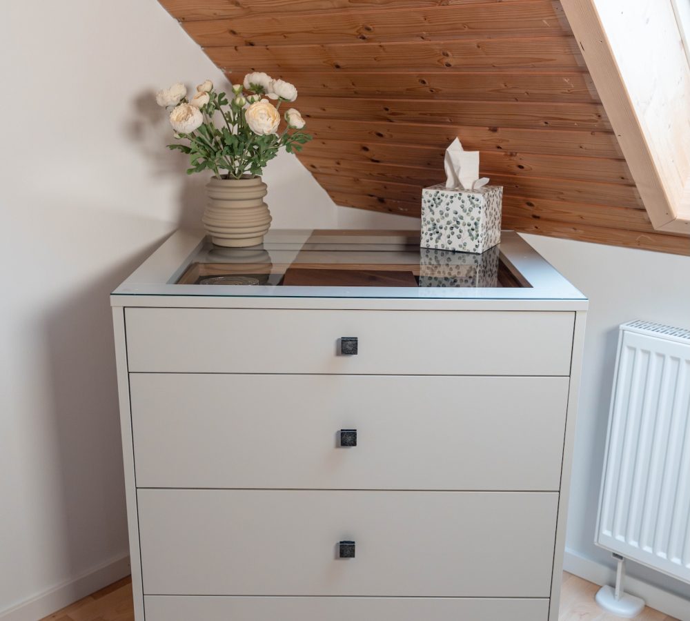 Kommode in hellbeige mit Glasabdeckplatte