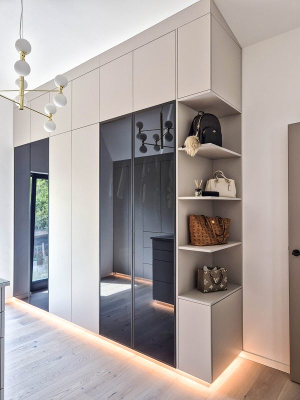 Dressing room beige with island right side with shelves