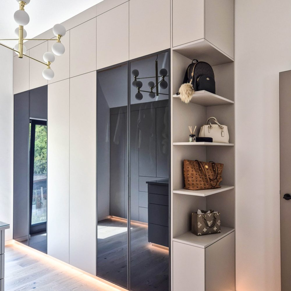 Dressing room beige with island right side with shelves