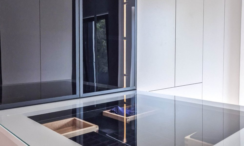 Maßgefertigtes Ankleidezimmer mit integrierter Vitrine und Einbauschrank in modernem Design