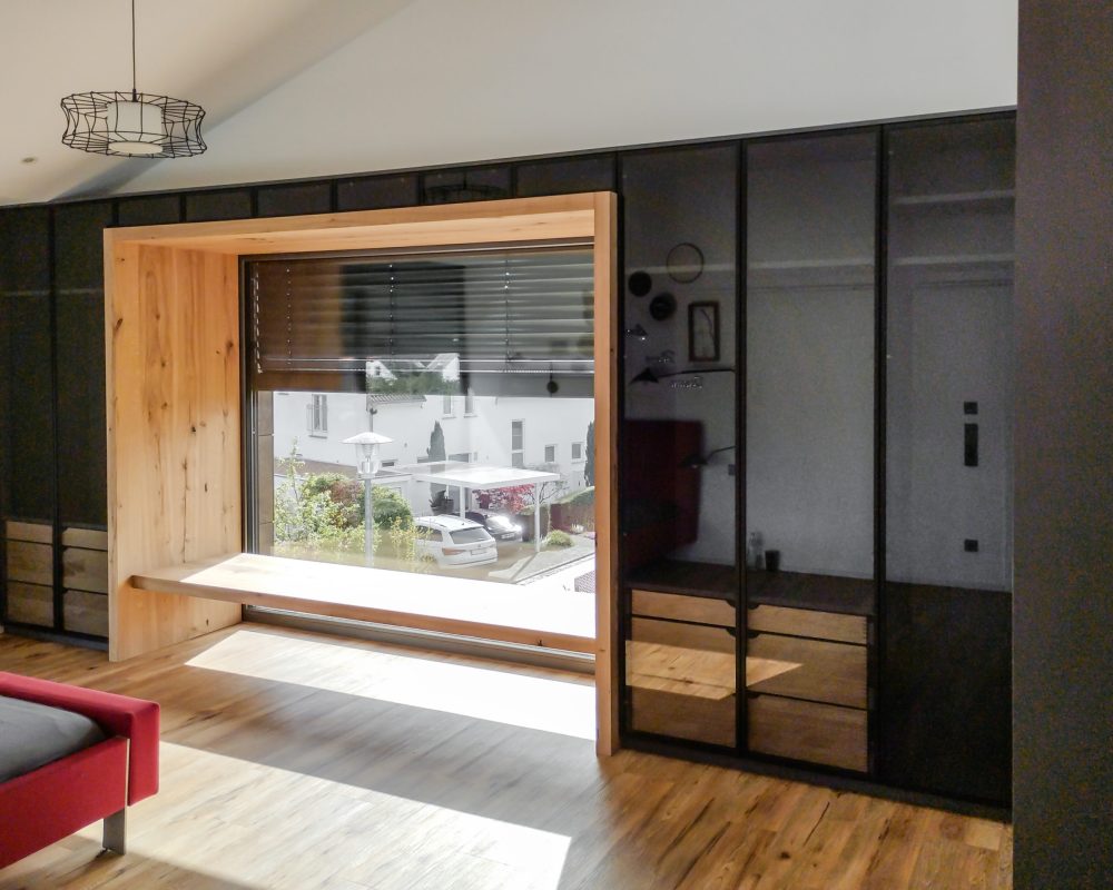 Dressing room with heavy glass and an open bench