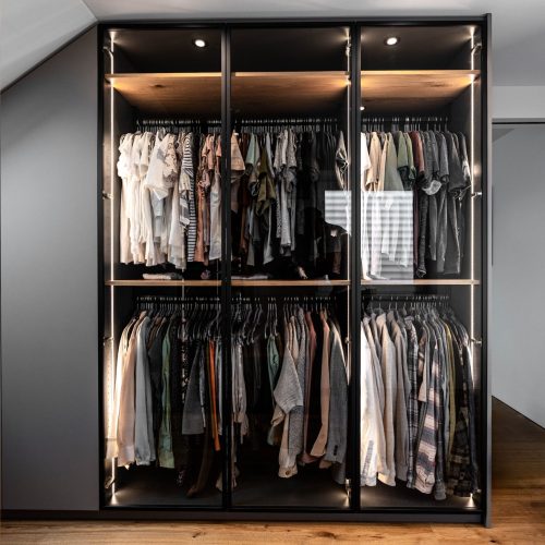 Ankleidezimmer mit Glastüren und Alurahmen in schwarz
