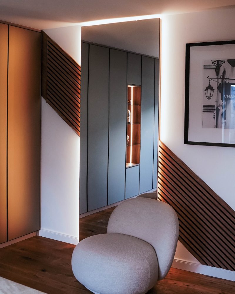 Dressing room Bathroom Glass fronts Bronze body Almond beige Display cabinet Skirting boards LED