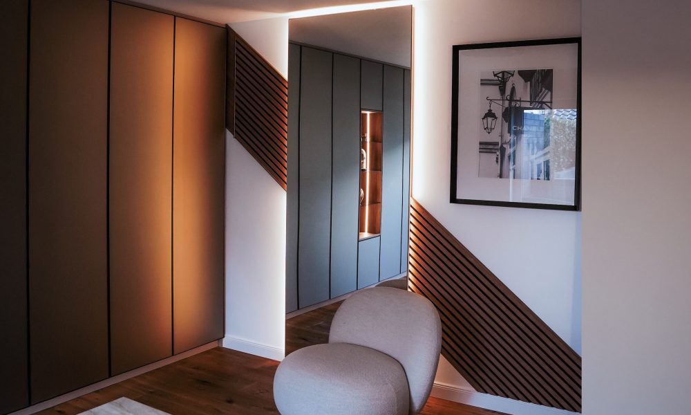 Dressing room Bathroom Glass fronts Bronze body Almond beige Display cabinet Skirting boards LED
