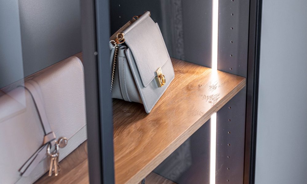 Ankleidezimmer mit Glastüren und LED Beleuchtung