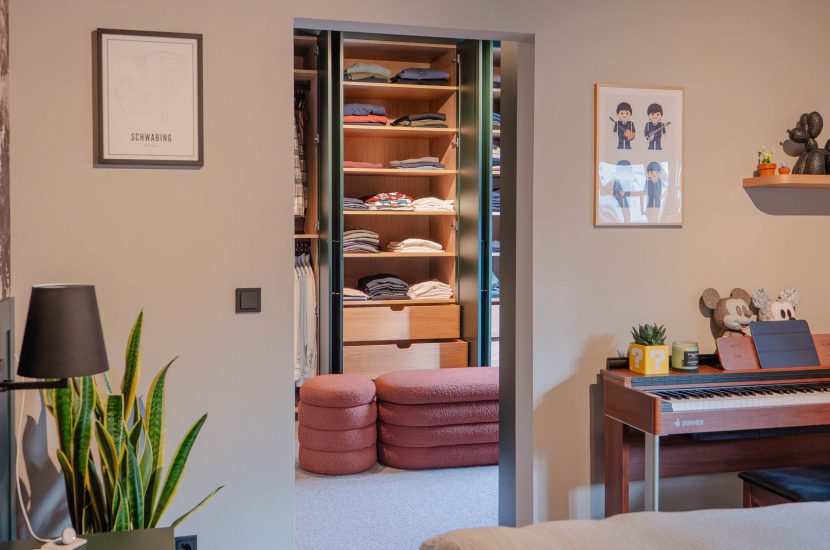 Walk-in dressing system in fir green