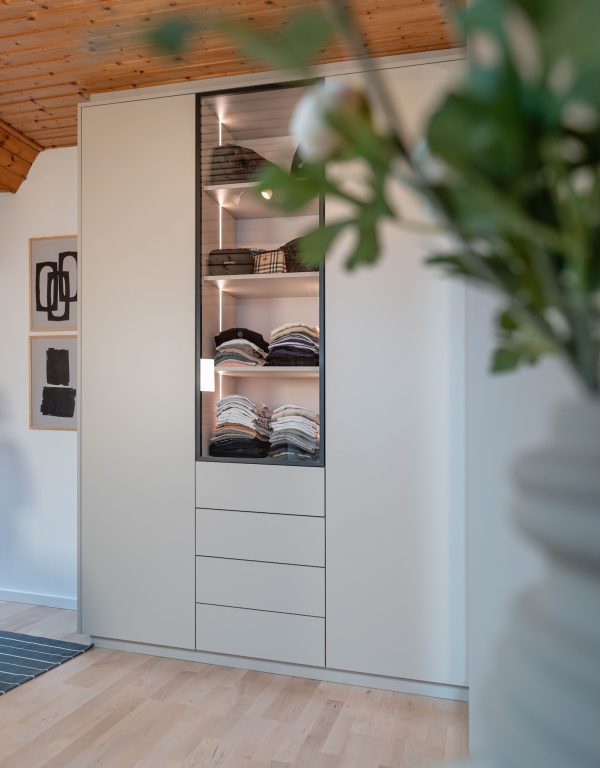 Ankleidezimmer in hellbeige mit Glastüren mit Alurahmen in schwarz