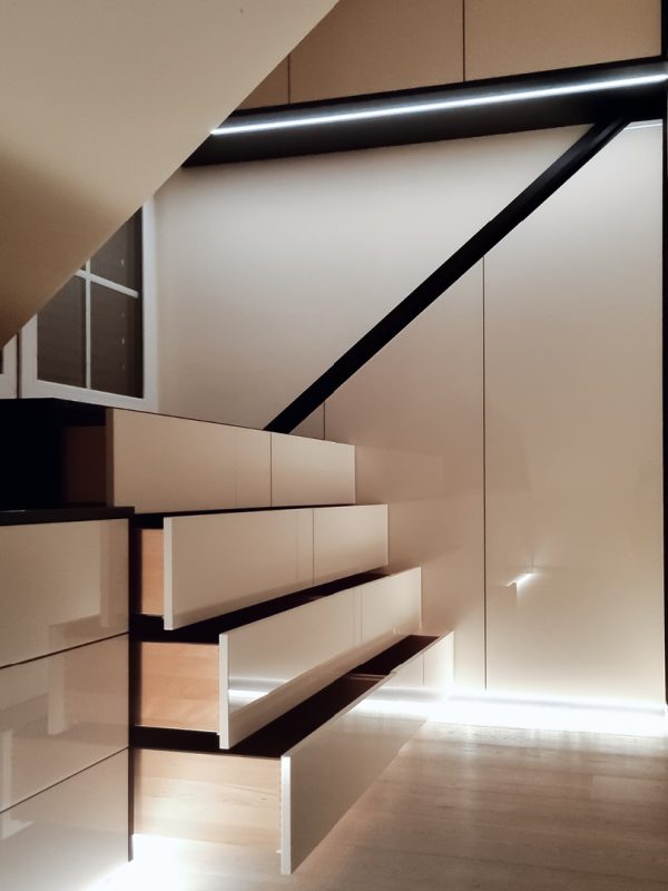 Ankleidezimmer weiß Hochglanz mit Dachschrägenschrank LED-Fussleiste