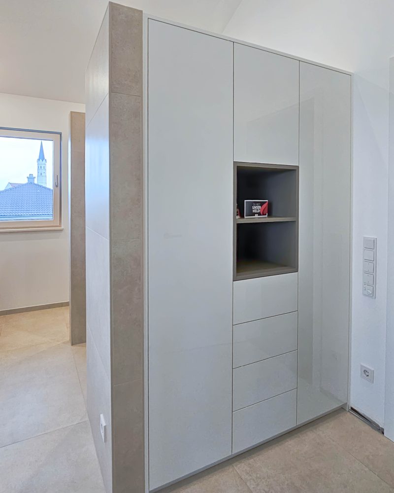 Custom-made bathroom cabinet in white with open niche and integrated storage space