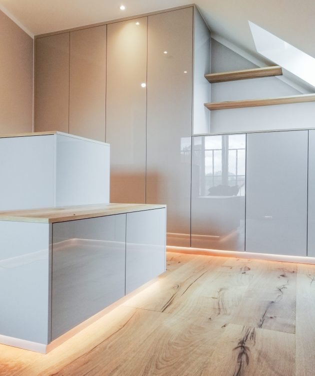 Eleganter Ankleideschrank in weiß Hochglanz