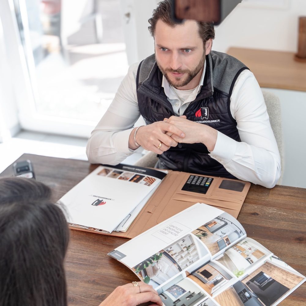 On-site consultation with the customer - the Cabinetheroes