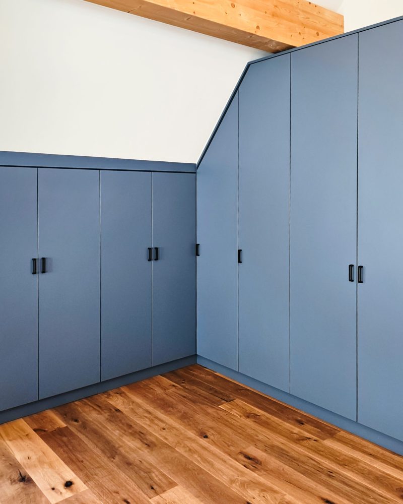Overhead cabinet fog blue with handles