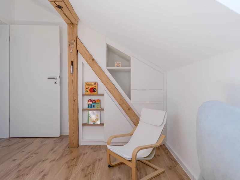 Sloping ceiling cabinet, matt white, integrated beam, open shelves, oak