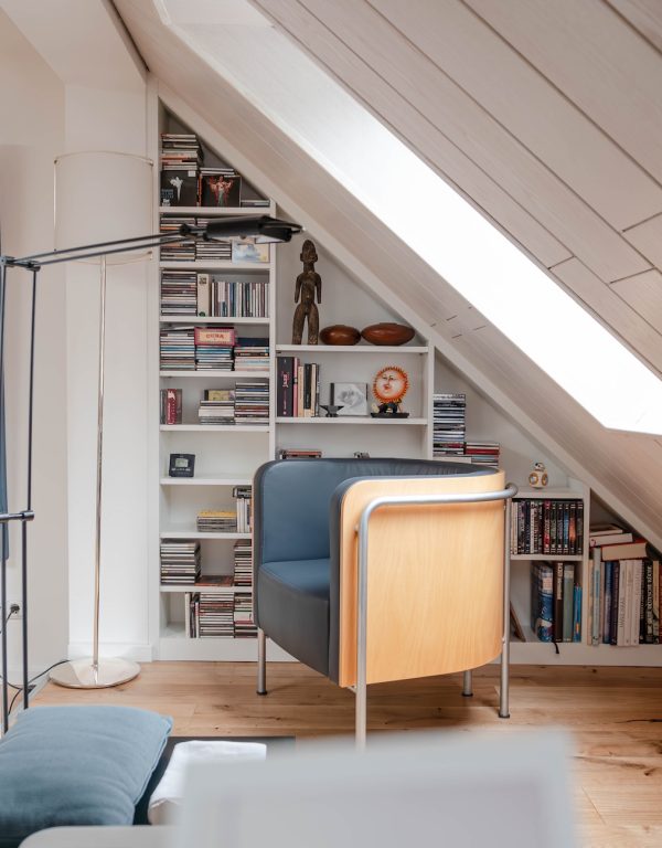 Bücherregal unter der Dachschräge