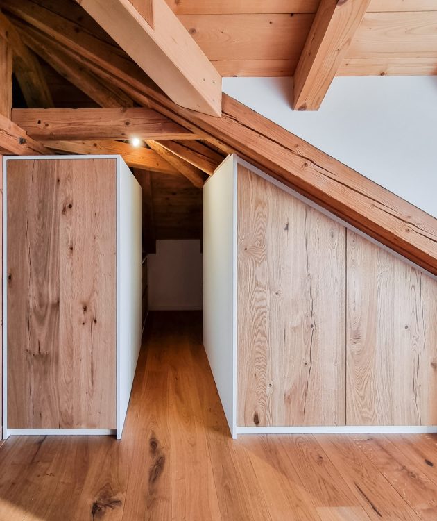 Ankleidezimmer unter Dachschräge