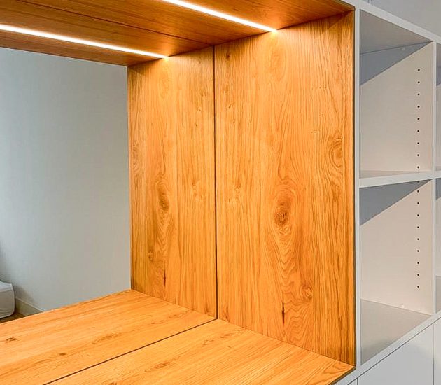 Einbauschrank mit Holzelement, LED Beleuchtung und Spiegel