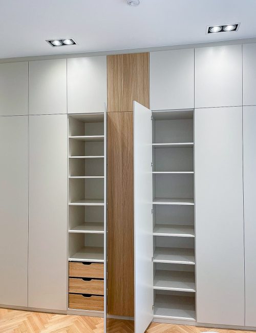 Height-Adjustable Wardrobe