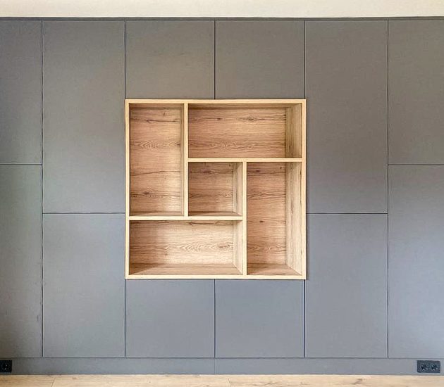 Moderner Einbauschrank in Grau mit Holzinlay mit Muster