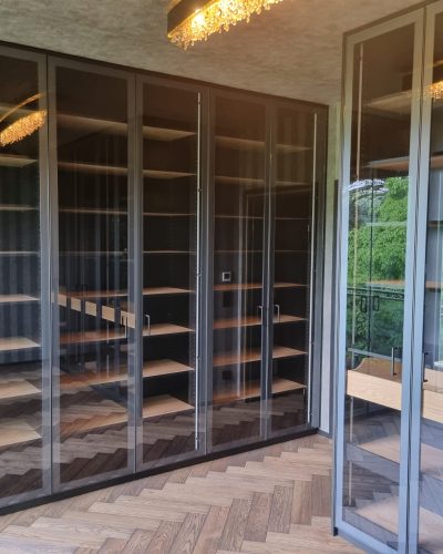 Geräumiges Ankleidezimmer mit Glastüren