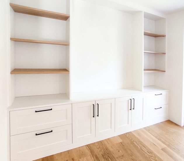 TV Schrank in schlichtem weiß mit schwarzen Türgriffen