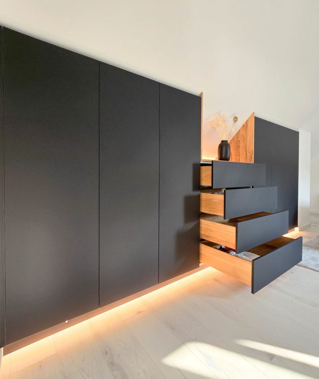 Drempelschrank matt schwaz Eicheninlay LED