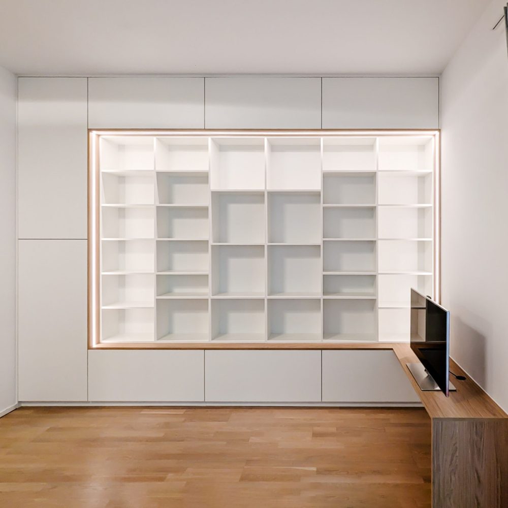 Wall unit with white open shelves and oak elements