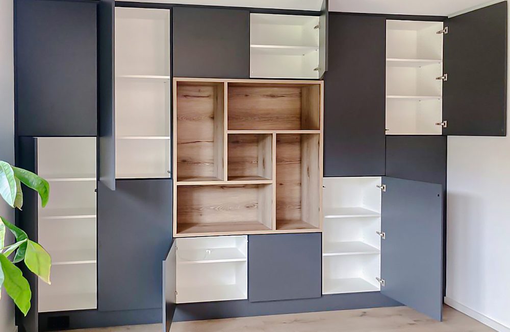 Matt cabinet with oak inlay and white interior
