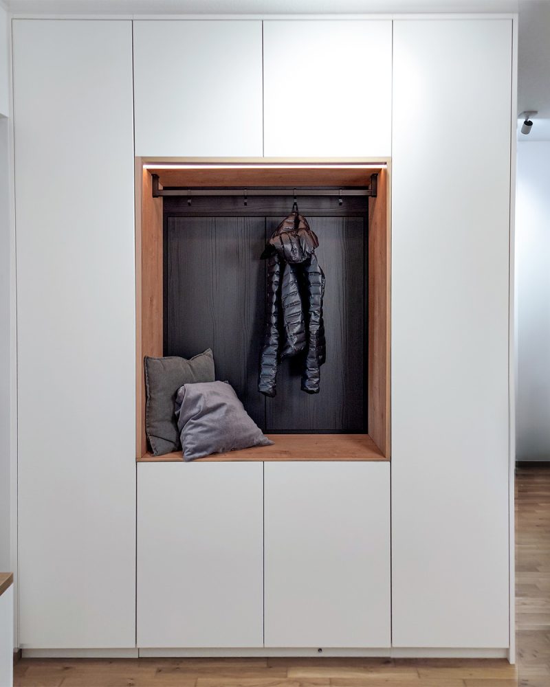 Fitted wardrobe combination white matt oak