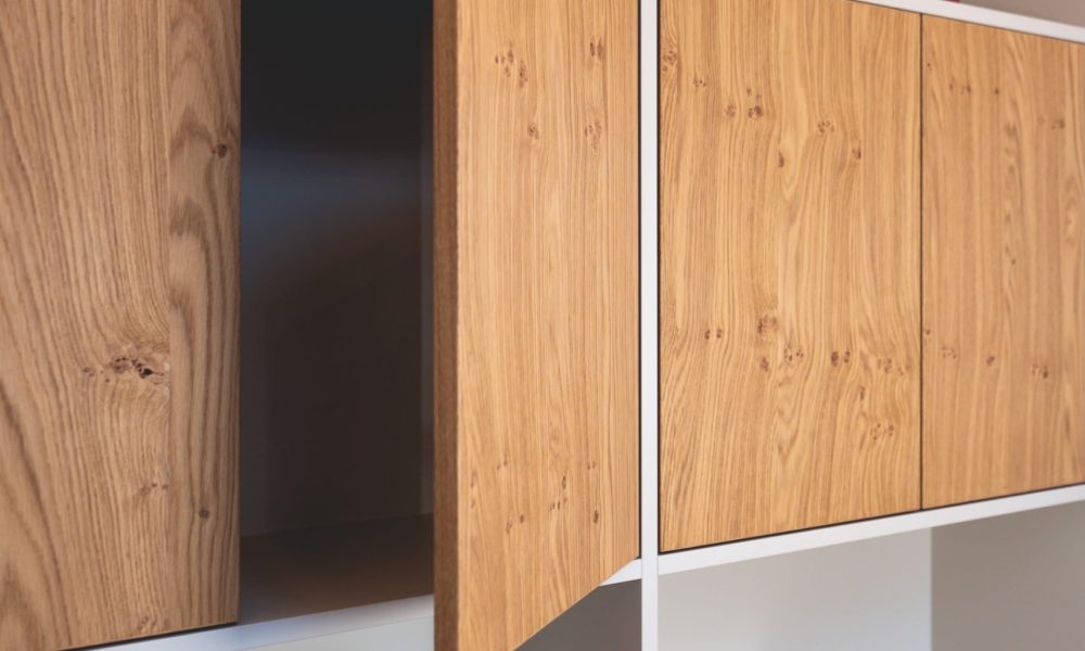 Flurschrank in beige mit fresko Türen als Nahaufnahme in Eiche