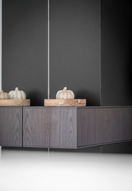 Gaderobenschrank schwarz mit herbstlicher Deko