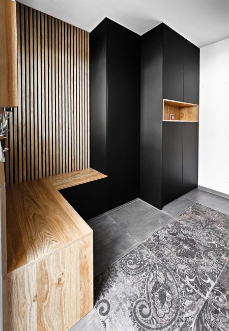 Moderne Garderobe in schwarz mit Eichenelementen