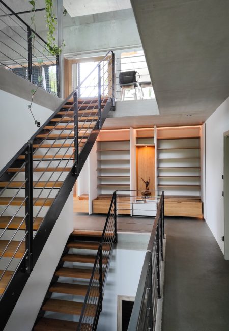 Garderobe in weiß mit Eicheninlay