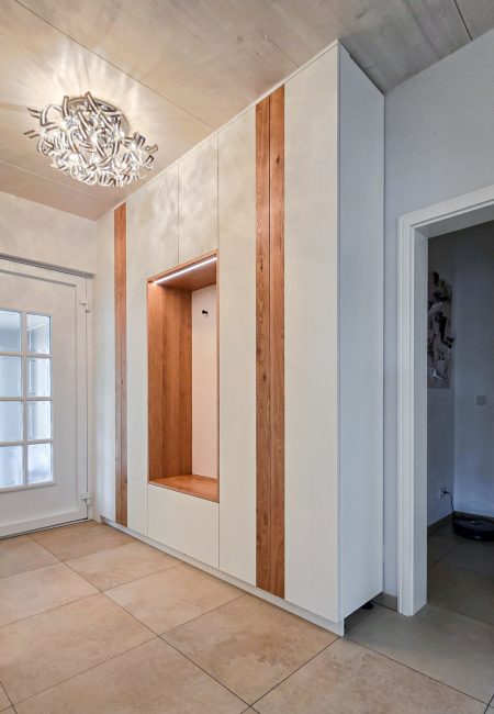 Wardrobe white with oak and LED