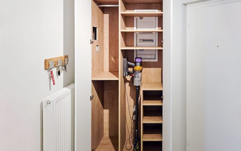 White kitchen cabinet with oak interior