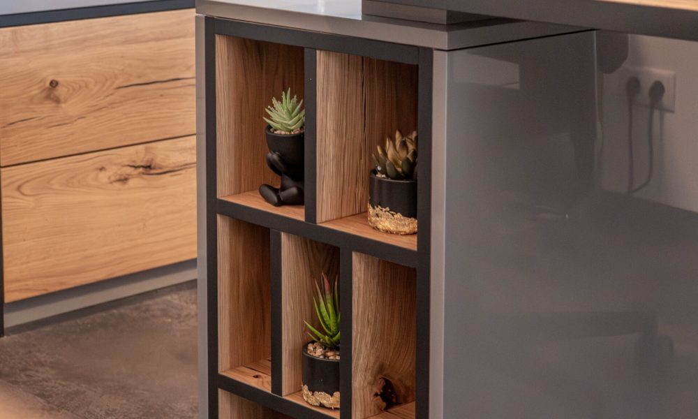 Maßgefertigter Büro-Schrank mit offenen Regalfächern, Eichenholz-Elementen und grauen Fronten als integrierte Stauraumlösung