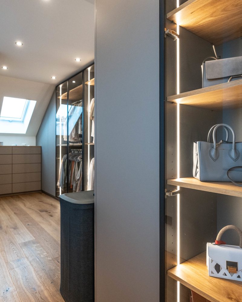 Dressing room oak anthracite LED with glass doors