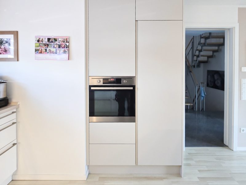 Custom-made kitchen cabinet with integrated oven in white design