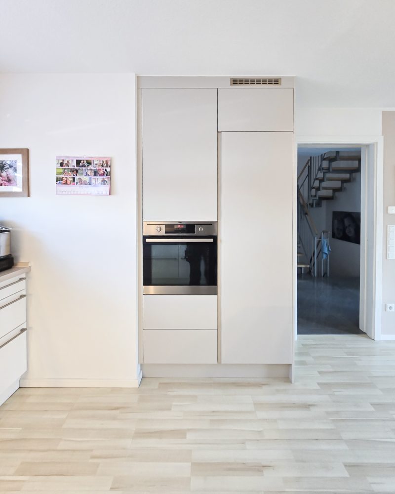 Custom-made kitchen cabinet with integrated oven in white design